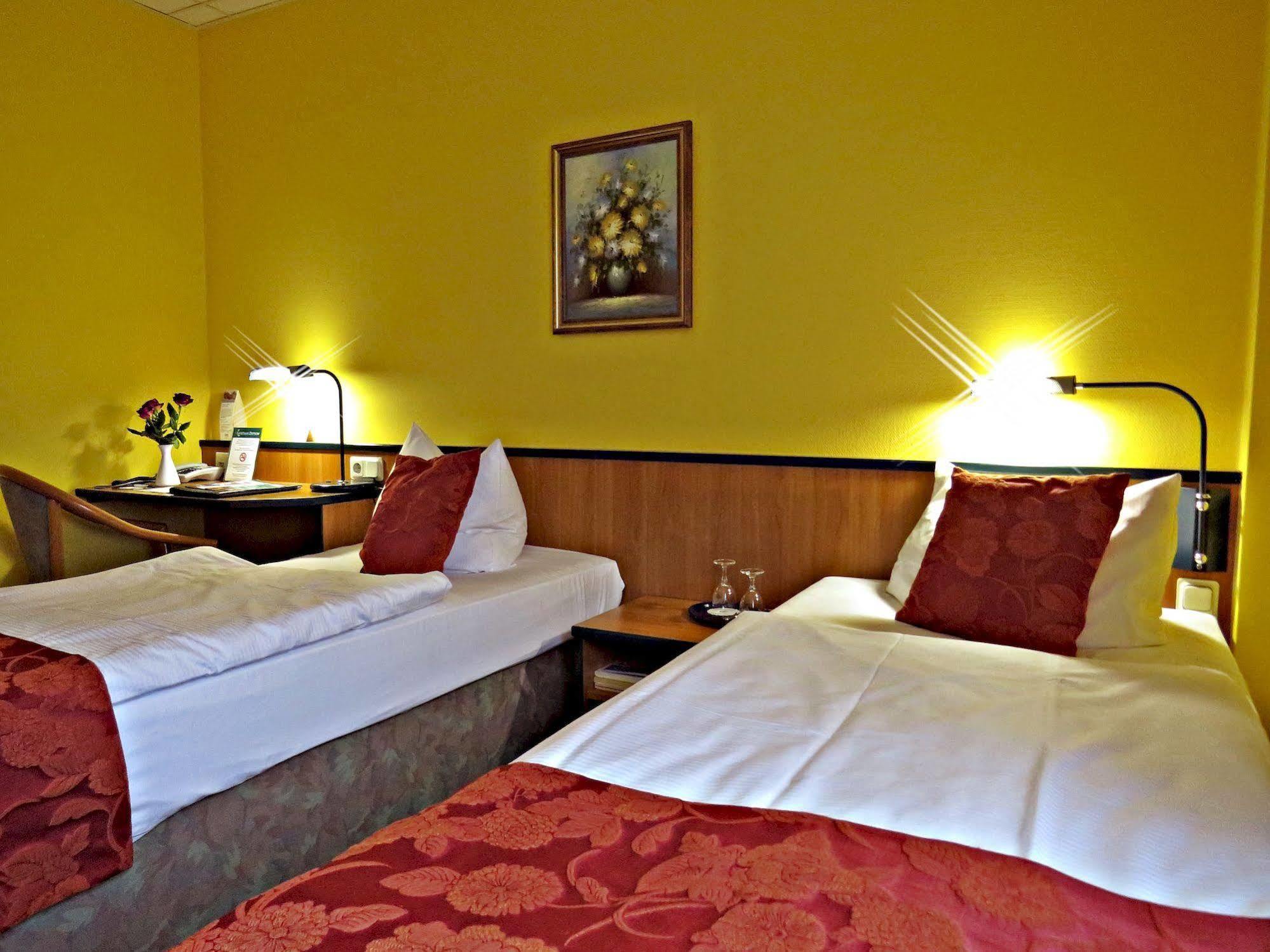 Hotel Landhaus Dierkow Росток Экстерьер фото
